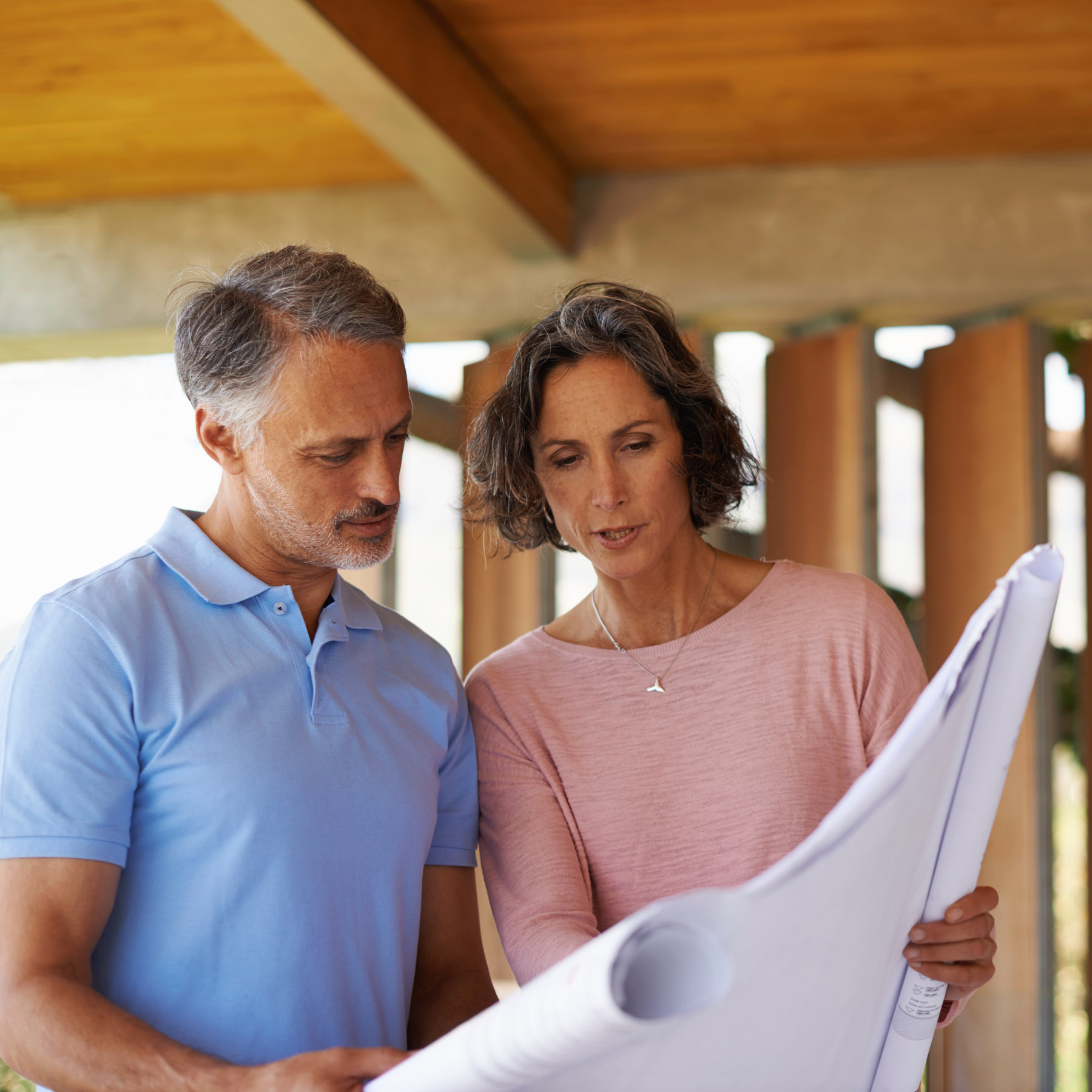 Mann und Frau diskussieren Architektenpläne